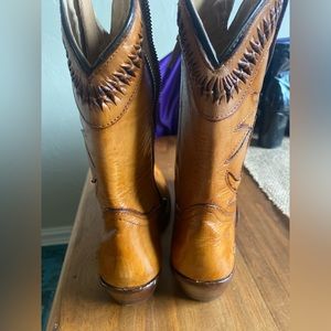 Worn less than 5 times! Beautiful boots exceptional quality. Shipping $10